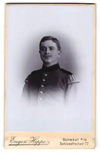 Fotografie Eugen Hoppe, Schwedt a. O., Soldat in Musiker Uniform mit Schwalbennestern