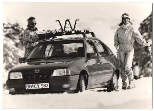 Fotografie Horst Müller, Ort unbekannt, Auto Opel mit Ski Dachgepäckträger, Wintersport