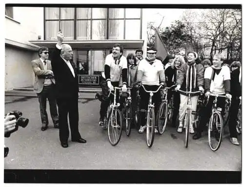 Fotografie unbekannter Fotograf und Ort, Norbert Blüm gibt Startschuss für die Junge Union, Fahrrad