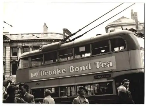 Fotografie unbekannter Fotograf, Ansicht Wolverhampton, Trolleybus mit Station Penn Fields, Werbung für Brooke Bond Tea