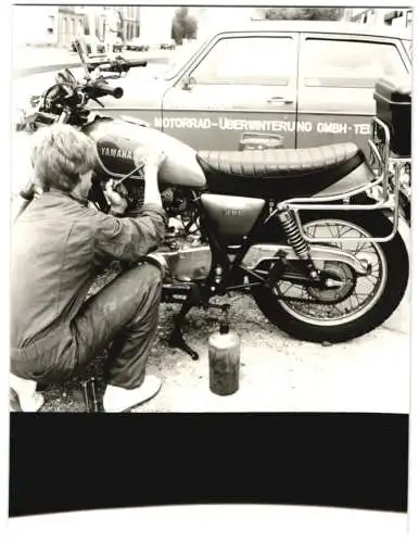 Fotografie unbekannter Fotograf und Ort, junger Mechaniker schraubt an einem Yamaha SR 500 Motorrad rum