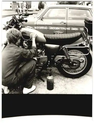 Fotografie unbekannter Fotograf und Ort, Mechaniker wechselt Öl an einem Yamaha SR 500 Motorrad