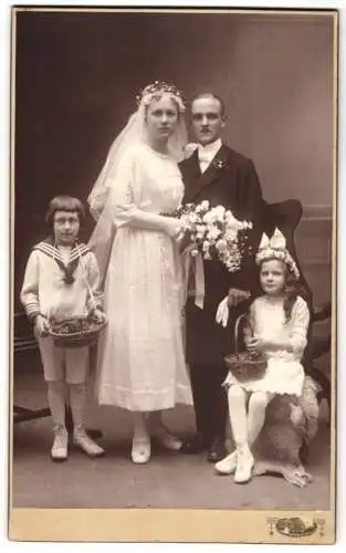 Fotografie Atelier Kamm, Erfurt, Brautpaar im Hochzeitskleid und Anzug mit Kindern als Blumenmädchen