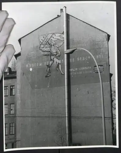 Fotografie unbekannter Fotograf, Ansicht Berlin, Werbegrafitti für Museum für Deutsche Geschichte, Clara-Zetkin-Str. 26