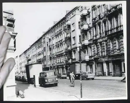 Fotografie unbekannter Fotograf, Ansicht Berlin, Strassenpartie in Ost-Berlin mit alten und bereits neuen Hausfasaden