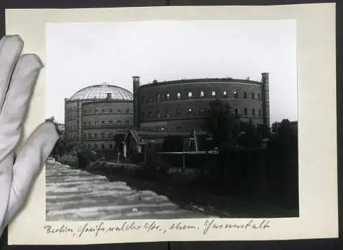 Fotografie unbekannter Fotograf, Ansicht Berlin, alte chemische Gasanstalt in der Greifswalder Strasse, Gasometer