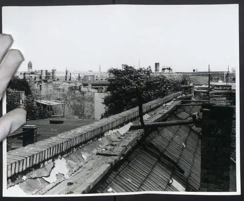 Fotografie unbekannter Fotograf, Ansicht Berlin, Blick über die Dächer von Ost Berlin, Grossformat 30 x 24cm