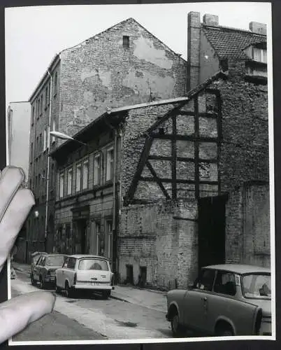 Fotografie J. M. Schimmel, Berlin, Ansicht Berlin, bröckelnde Hausfasaden in der Joachimstrasse 5, parkende Trabant