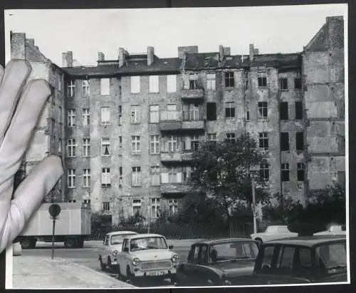 Fotografie unbekannter Fotograf, Ansicht Berlin, altes Wohnhaus in der Stargarder Str / Senefelder Str. mit Trabant