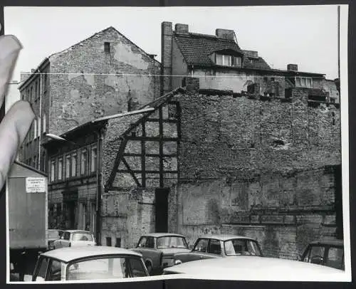 Fotografie J. M. Schimmel, Berlin, Ansicht Berlin, Abgebrochenes Haus mit bröckelnder Fasade in der Joachimstrasse 5