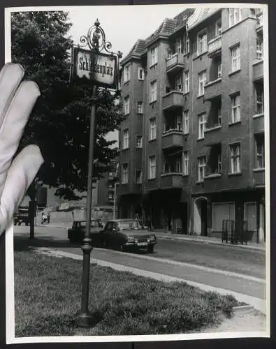 Fotografie J. M. Schimmel, Berlin, Ansicht Berlin, Blick auf Neubau Haus am Schleidenplatz, Auto Lada & Trabant