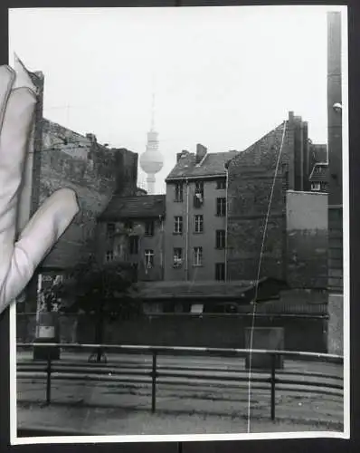 Fotografie unbekannter Fotograf, Ansicht Berlin, Blick von der Torstrasse zum Fernsehturm und Litfasssäule, Ost Berlin