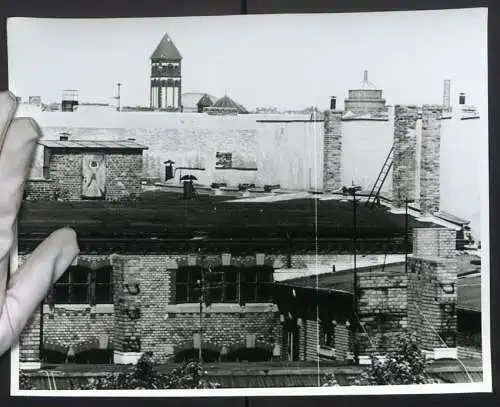 Fotografie unbekannter Fotograf, Ansicht Berlin, Blick über die Dächer eines alten Backsteinhaus nach Prenzlauer Berg