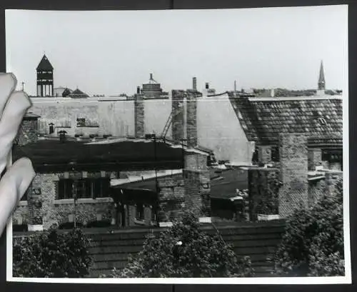 Fotografie unbekannter Fotograf, Ansicht Berlin-Prenzlauer Berg, Blick nach dem Wasserturm über die Dächer Ost Berlins