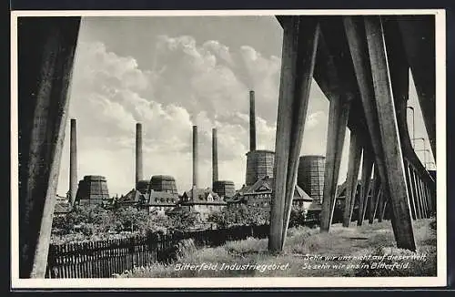 AK Bitterfeld, Industriegegend von den Trägern einer Brücke aus