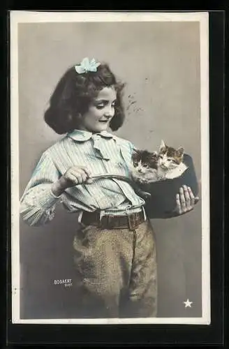 AK Mädchen mit zwei kleinen Katzen im Topf