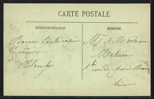 AK Paris, inondations de janvier 1910, le bateau de passage de la rue Saint-Dominique, deux hommes dans l`eau