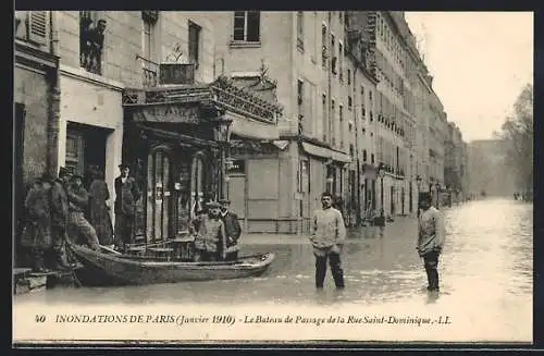 AK Paris, Inondation 1910, Le bateau de passage de la rue Saint-Dominique, Rettungsboot im Hochwassereinsatz