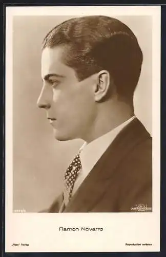 AK Schauspieler Ramon Novarro mit ernstem Blick