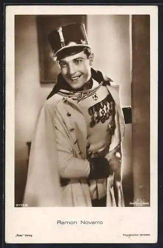 AK Schauspieler Ramon Novarro in Gala-Uniform mit Mantel