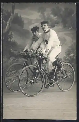 Foto-AK Fahrrad Halbrenner, Zwei Brüder auf ihren Fahrrädern in einer Studiokulisse