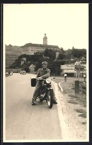 Foto-AK Horneck, Motorrad mit Fahrer am Strassenrand, im Hintergrund das Schloss