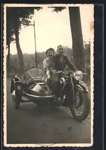 Foto-AK Motorrad DKW 350, Ehepaar auf dem Motorrad, die Kinder im Beiwagen, KFZ IA-165 421