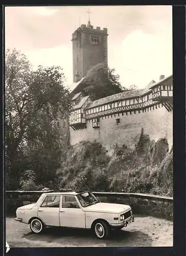 AK Auto Wartburg 1000, Das hell lackierte Fahrzeug vor der Wartburg