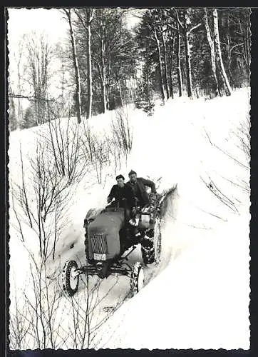 Foto-AK Traktor Fendt mit zwei Fahrern und Baumstämmen im Schnee, KFZ KÖZ D 120