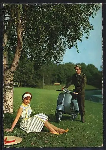 AK Motorroller Vespa, Ein junger Mann in Uniform auf dem Motorroller, seine Liebste davor auf der Wiese