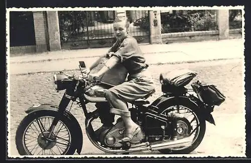 Foto-AK Motorrad NSU am Strassenrand, ein Mädchen mit ihrem Gepäck darauf