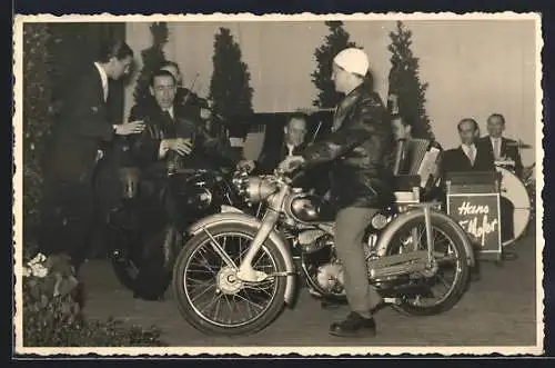 Foto-AK Motorräder NSU mit zwei Fahrern vor einem Orchester