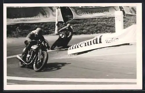 AK Zwei Norton Manx Motorräder beim Autorennen in Hohenstein, Startnummern 43 und 44