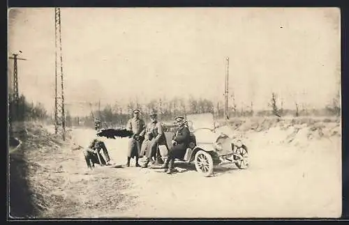 Foto-AK Opel Auto des Militärs hat eine Panne, mehrere Soldaten warten, bis der Reifen gewechselt ist