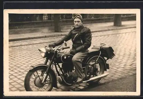 Foto-AK BMW Motorrad mit Fahrer am Strassenrand