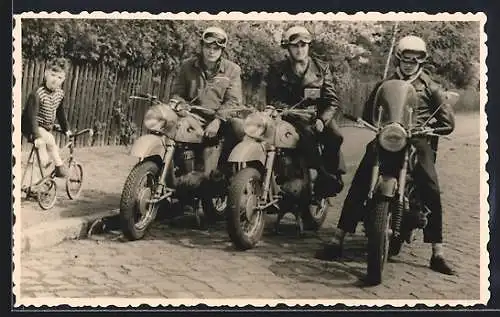 Foto-AK MZ- & IFA-BK850-Motorräder mit den Fahrern auf einer Strasse