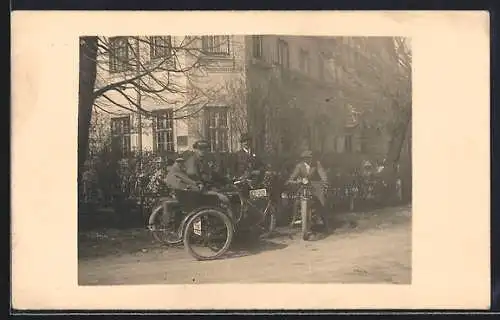 Foto-AK Motorrad mit Beiwagen am Strassenrand, Kennzeichen AX 205