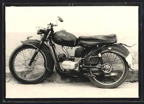 AK Zündapp Motorrad vor einer Hauswand