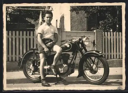 Foto-AK BMW Motorrad mit einem Knaben darauf am Strassenrand