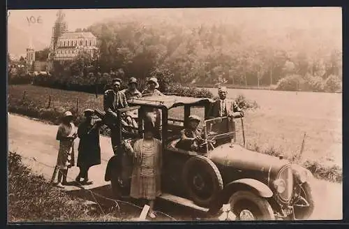 Foto-AK Auto auf der Strasse, Gruppe bei einem Ausflug