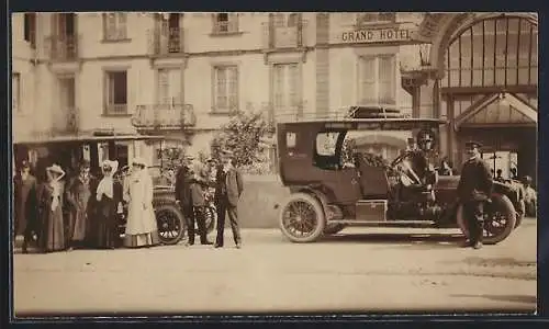 Foto-AK Auto vor einem Grand Hotel, davor Reisende