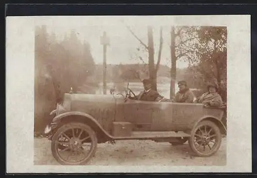 Foto-AK Auto, Mann am Steuer, zwei Damen im Fond