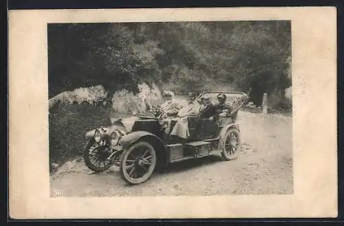 AK Auto auf einer Bergstrasse, darin männer und Frauen