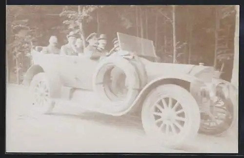 Foto-AK Herrschaften in Auto ohne Verdeck