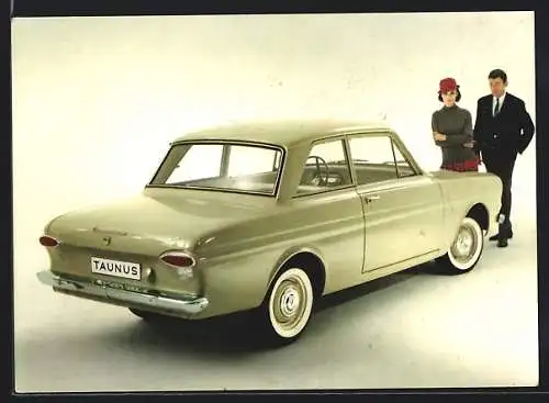 AK Auto Ford Taunus 12 M mit glücklichen Besitzern, Reklame