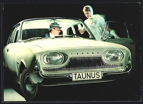 AK Auto Ford Taunus 17 M, elegante Dame steigt zu