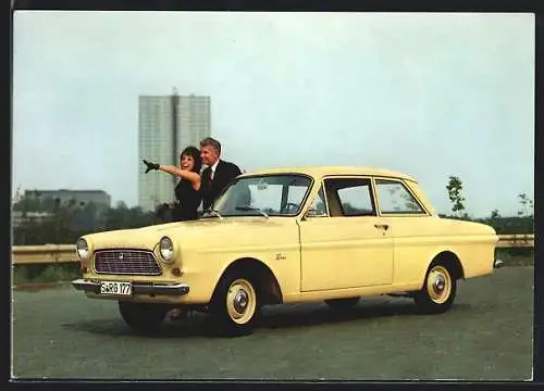 AK Auto faltergelber Ford Taunus 12 M mit glücklichen Besitzern auf einer Strasse