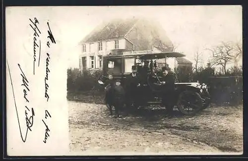 Foto-AK Auto vor einem Haus, davor Männer in Anzügen und Kinder