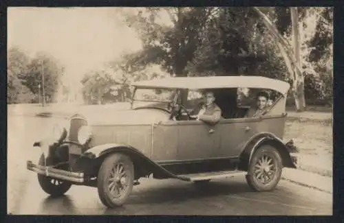 Foto-AK Auto mit Kennzeichen 1828, darin zwei Männer