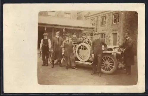 Foto-AK Auto auf einem Innenhof, davor KFZ-Monteure